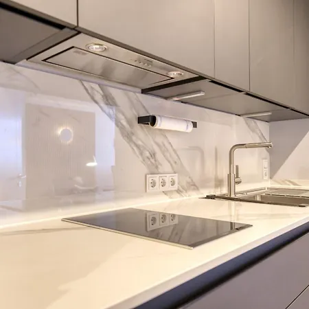 - Haus F, App 0f1402 *